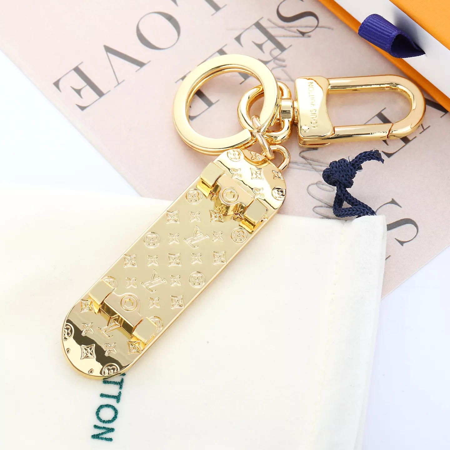 Louis Vuitton LV Key Holder And Bag Buckle For Men Stylish 1369