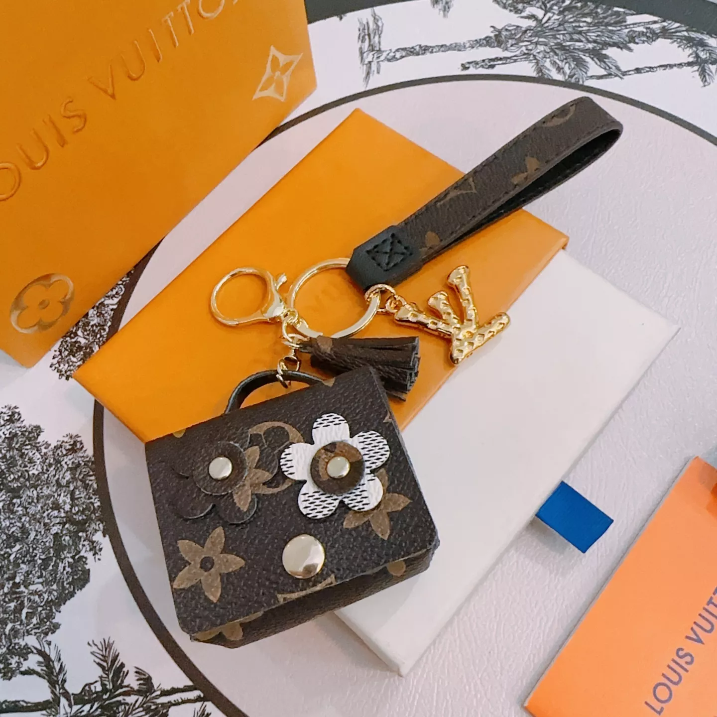 Louis Vuitton LV Key Holder And Bag Buckle Trendy 7065