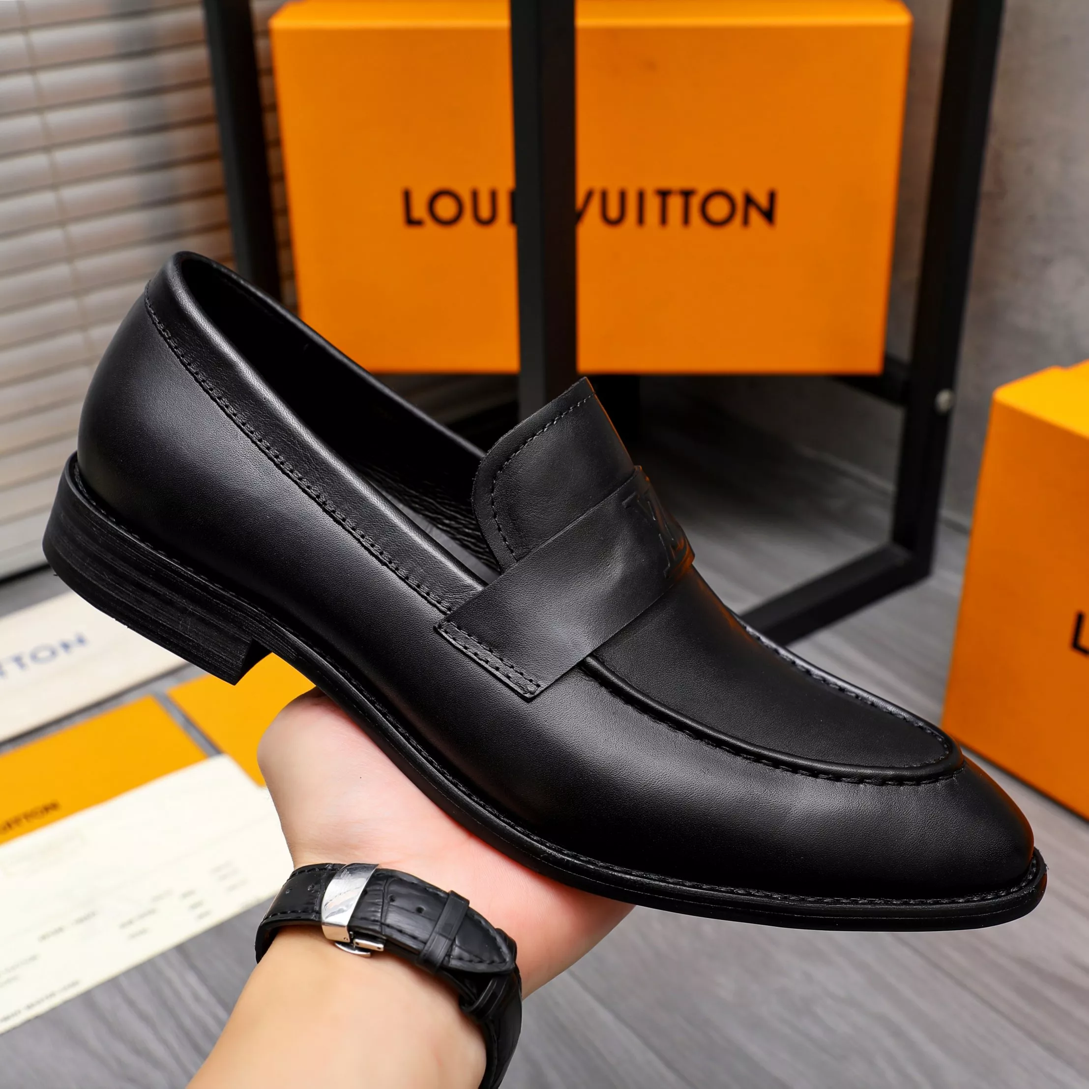 Louis Vuitton LV Oxfords Shoes For Men Practical 9616