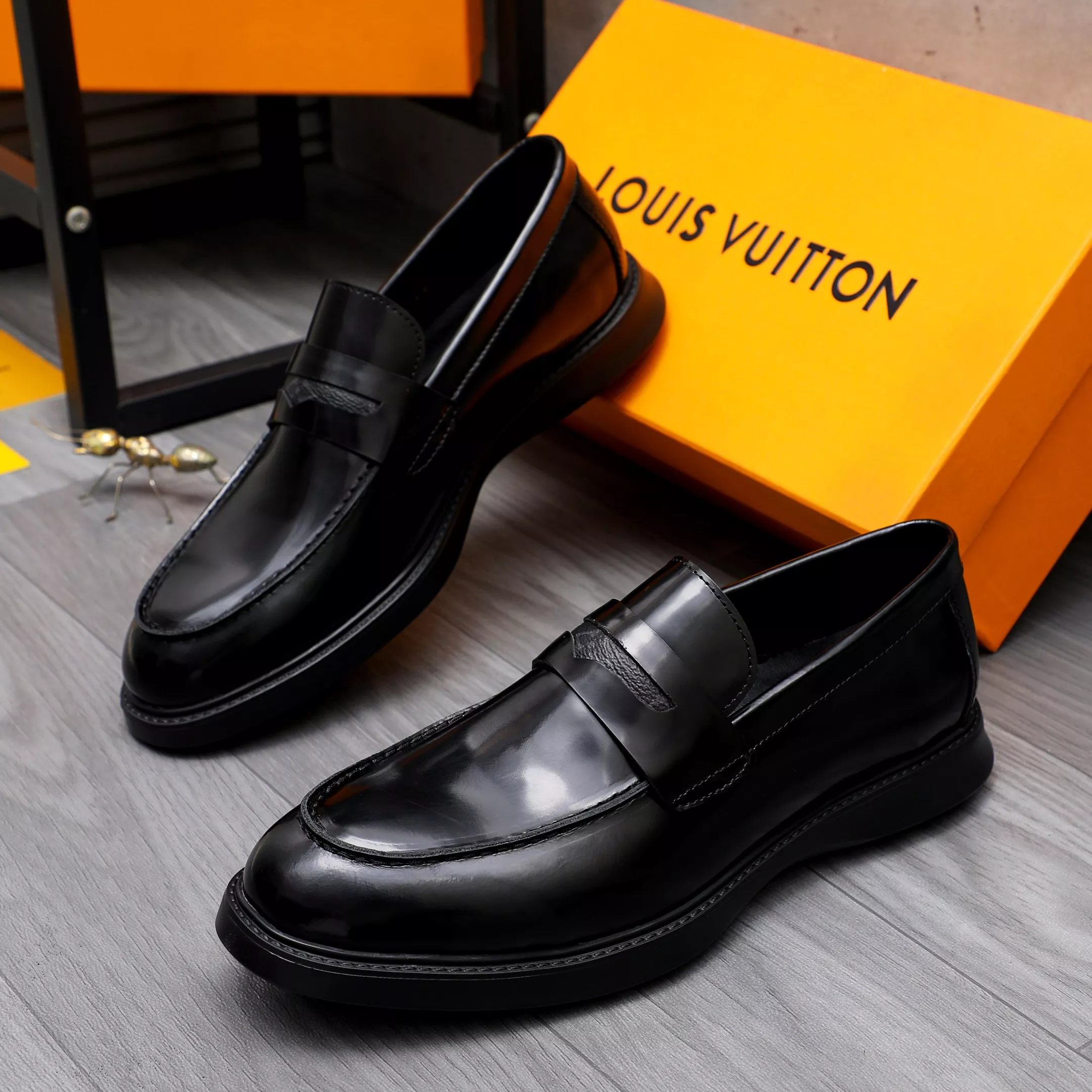 Louis Vuitton LV Oxfords Shoes For Men Sleek 8474