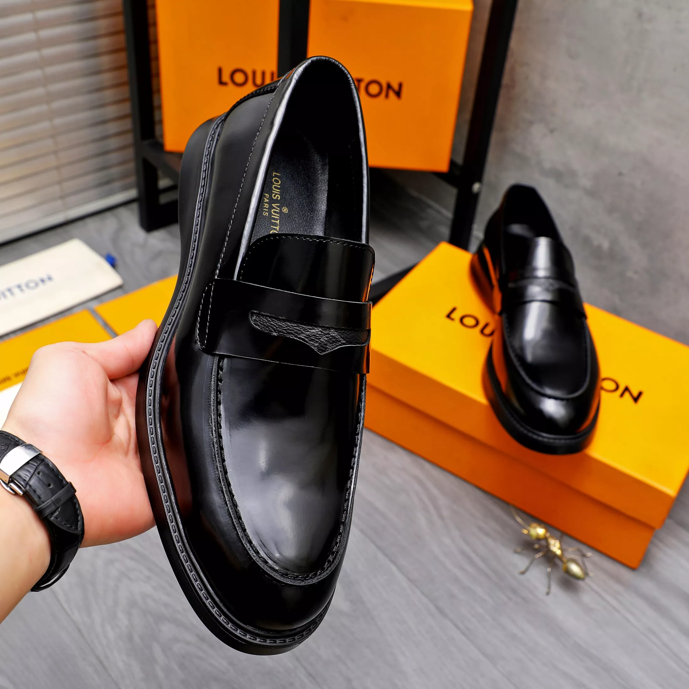 Louis Vuitton LV Oxfords Shoes For Men Sleek 8474