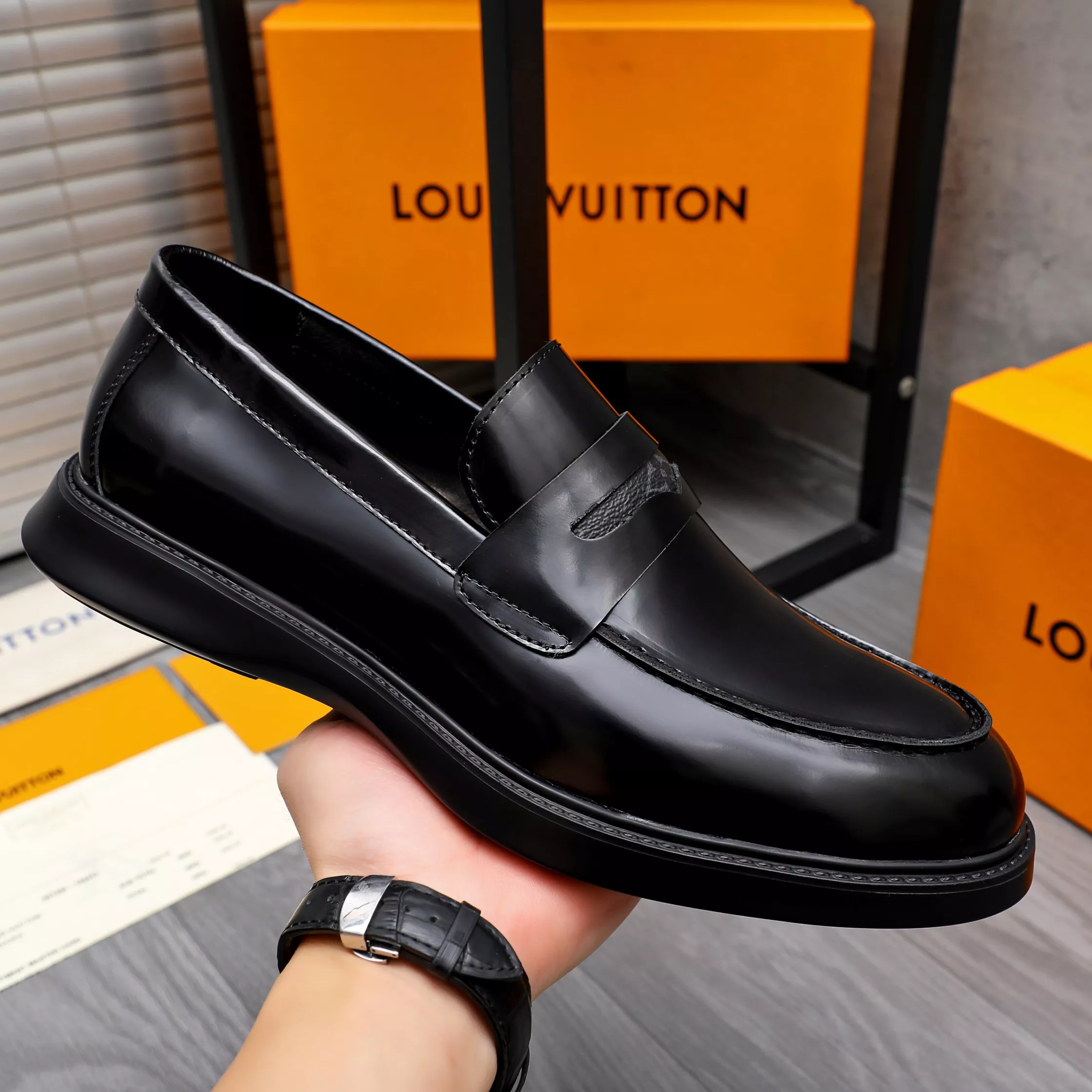 Louis Vuitton LV Oxfords Shoes For Men Sleek 8474