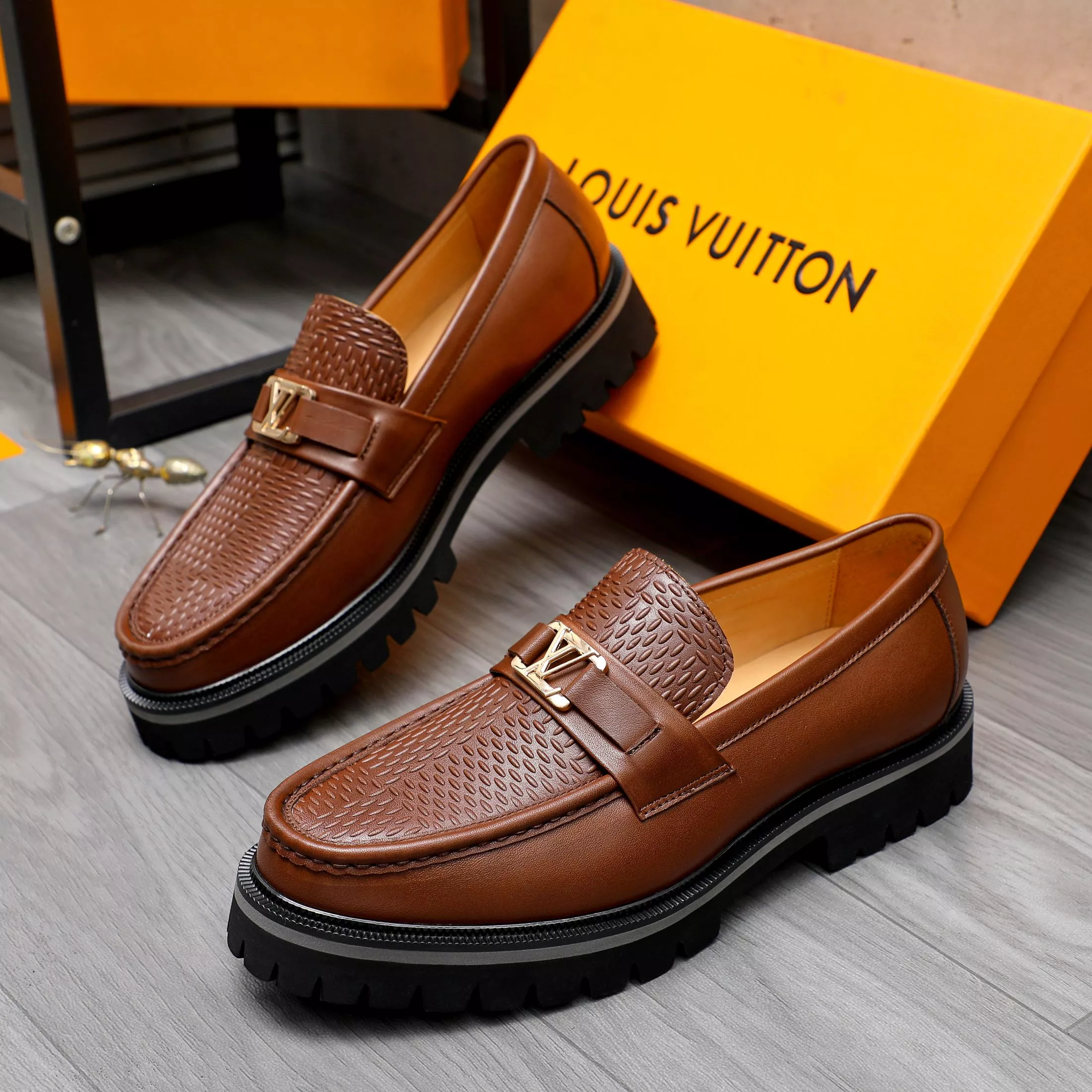 Louis Vuitton LV Oxfords Shoes For Men Vibrant 1978