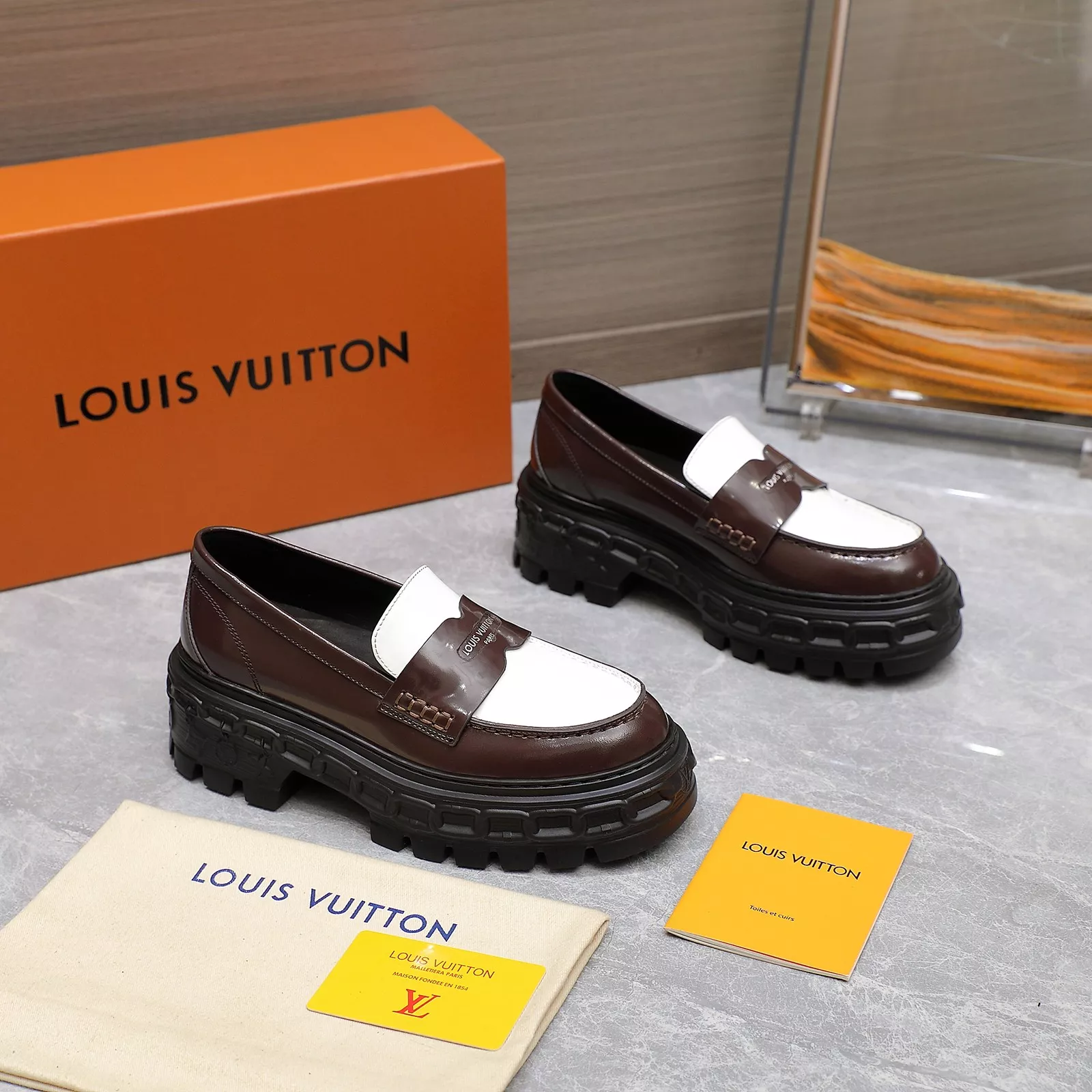 Louis Vuitton LV Oxfords Shoes For Women Minimalist 2374