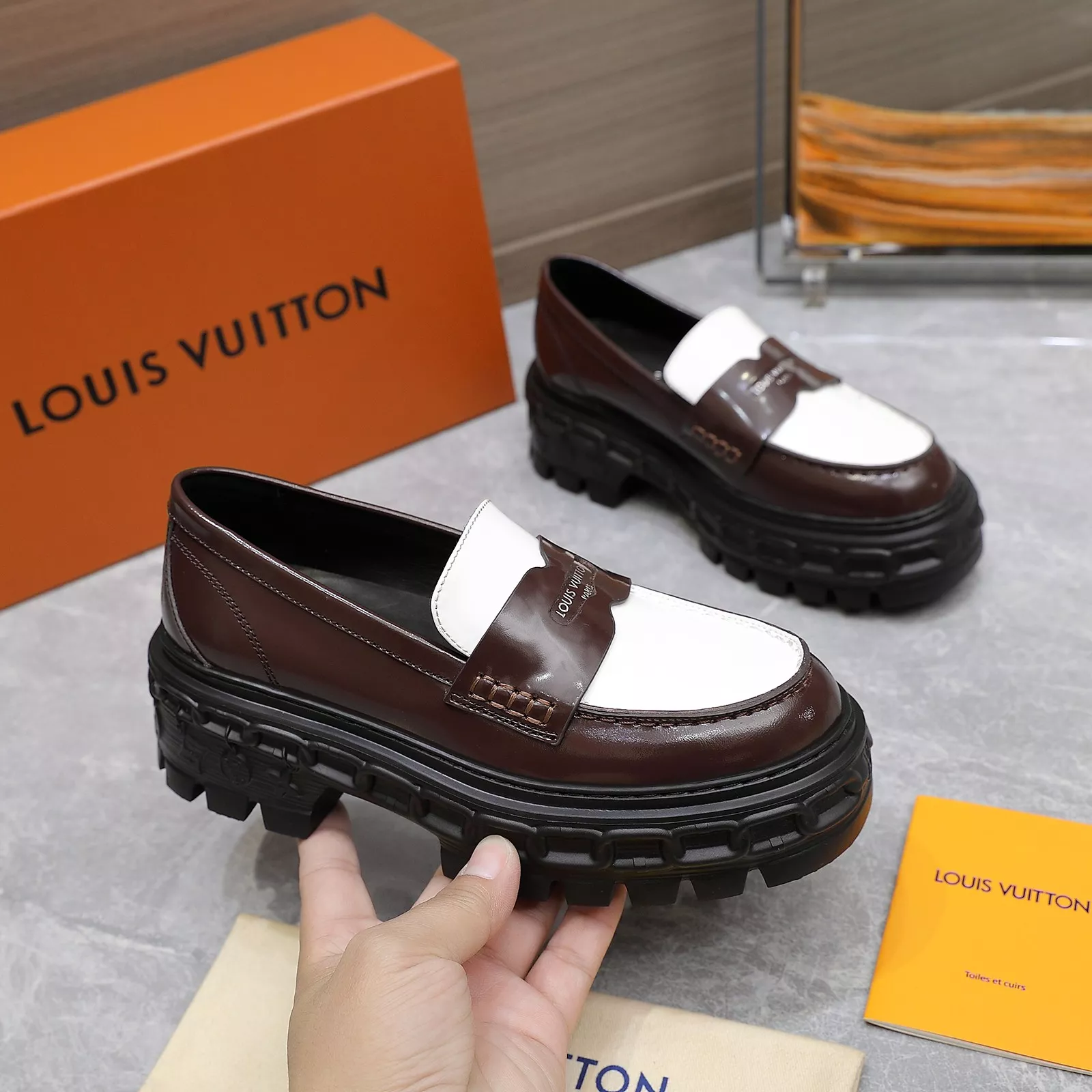 Louis Vuitton LV Oxfords Shoes For Women Minimalist 2374