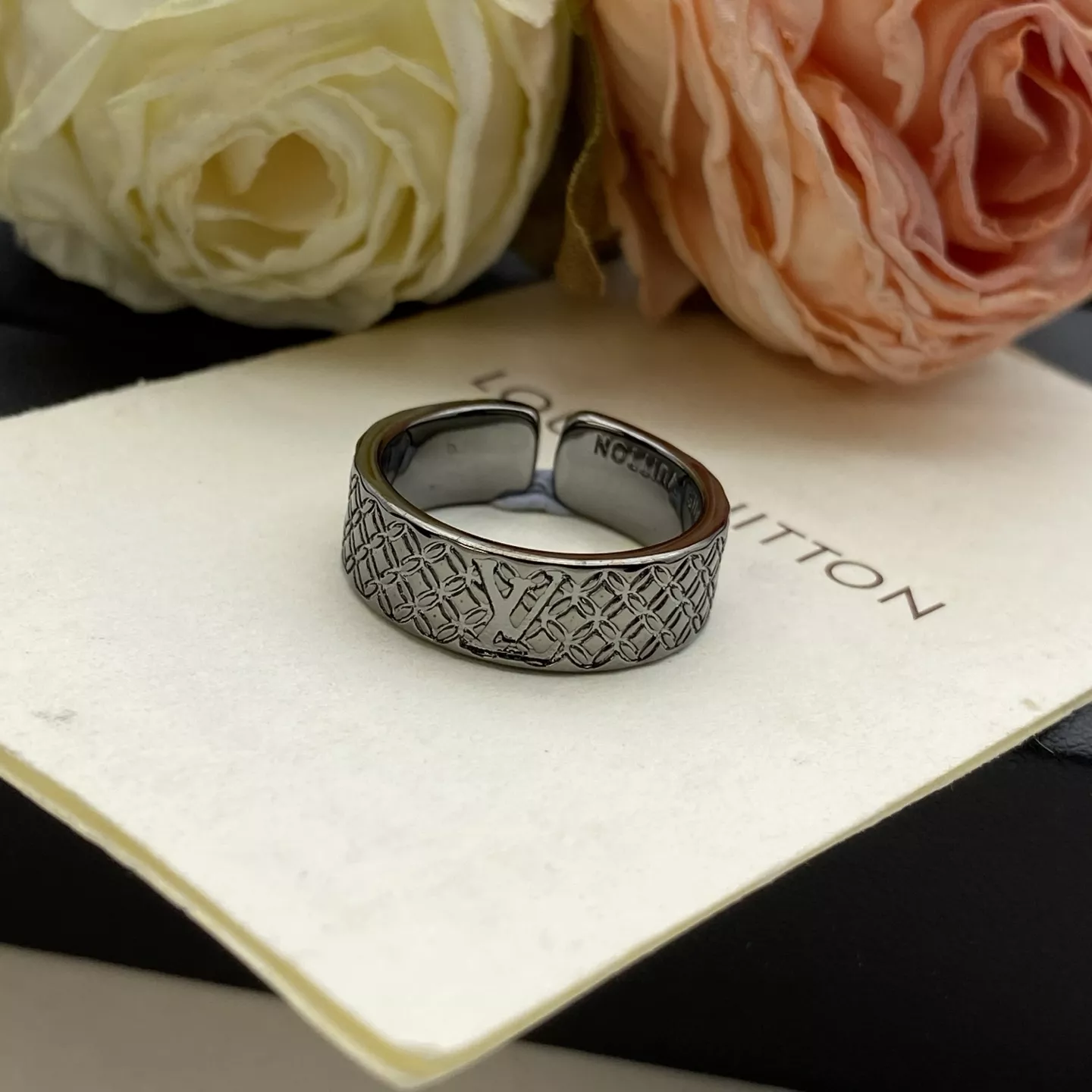 Louis Vuitton LV Rings Cozy 8743