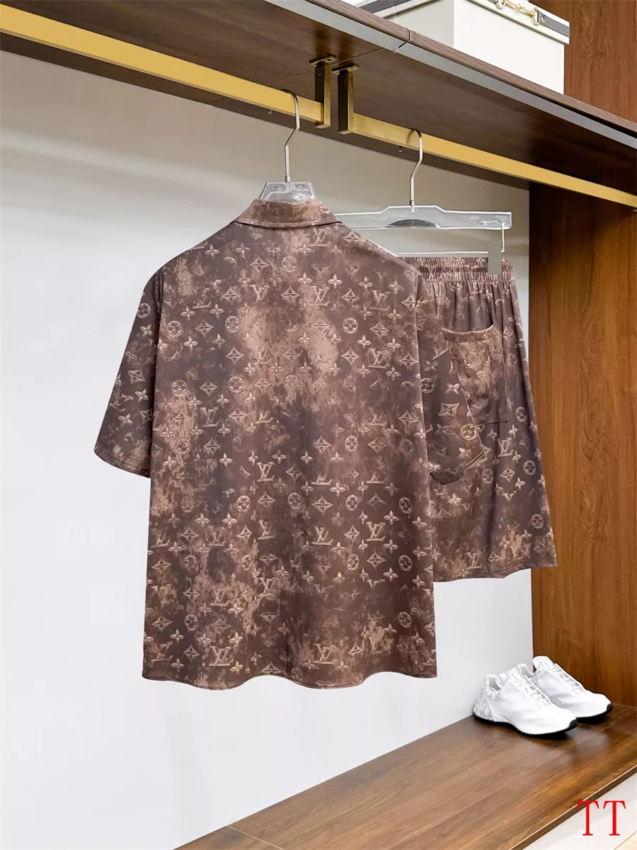 Louis Vuitton LV Tracksuits Short Sleeved For Men Durable 9886