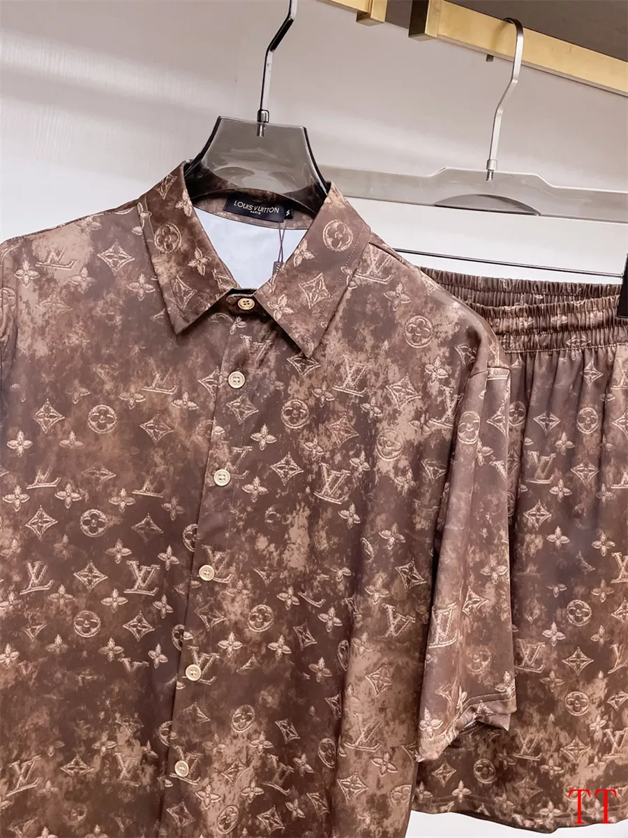 Louis Vuitton LV Tracksuits Short Sleeved For Men Durable 9886