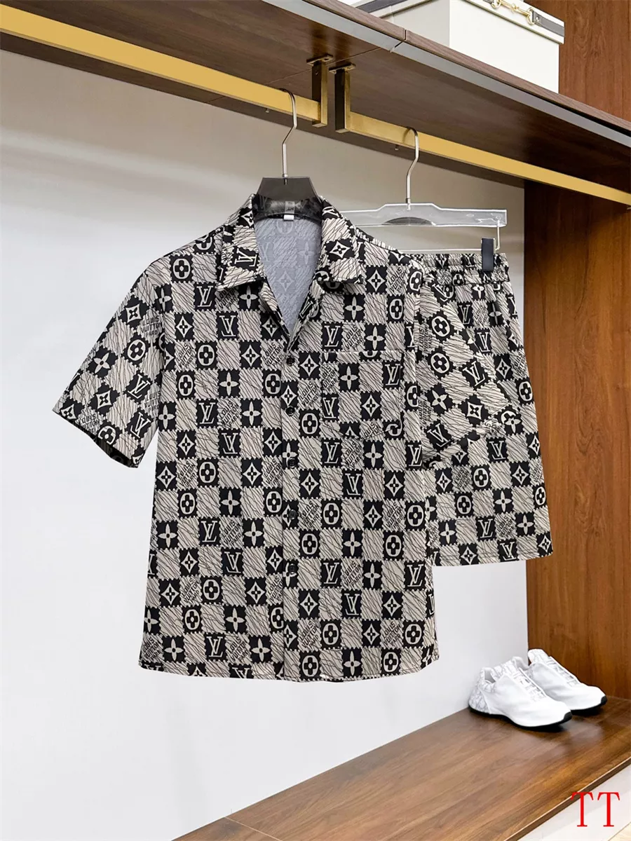 Louis Vuitton LV Tracksuits Short Sleeved For Men WellDesigned 8088