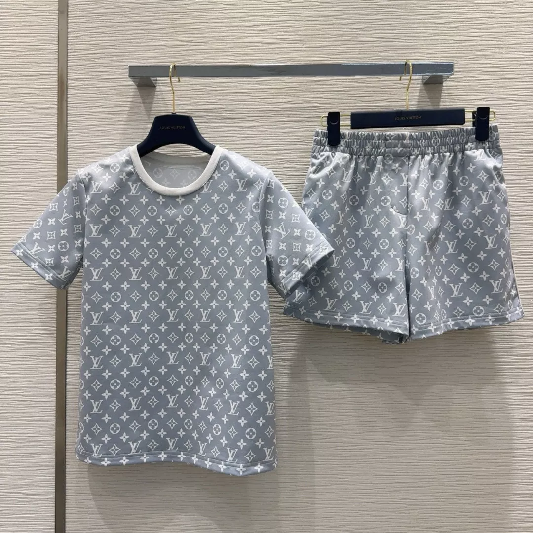 Louis Vuitton LV Tracksuits Short Sleeved For Women Fashionable 398