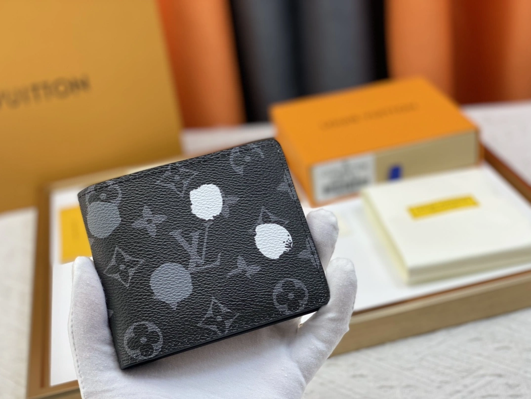 Louis Vuitton LV Wallets For Unisex Resilient 3830