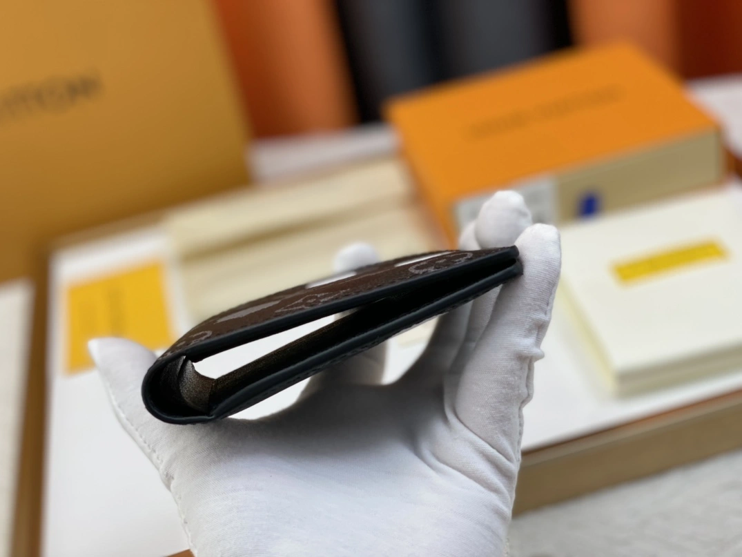 Louis Vuitton LV Wallets For Unisex Resilient 3830