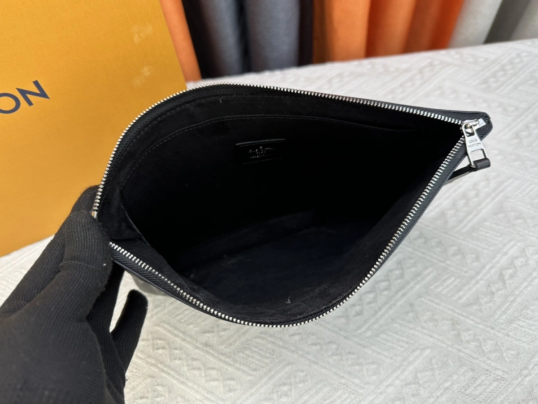 Louis Vuitton LV Wallets For Unisex Resilient 8390