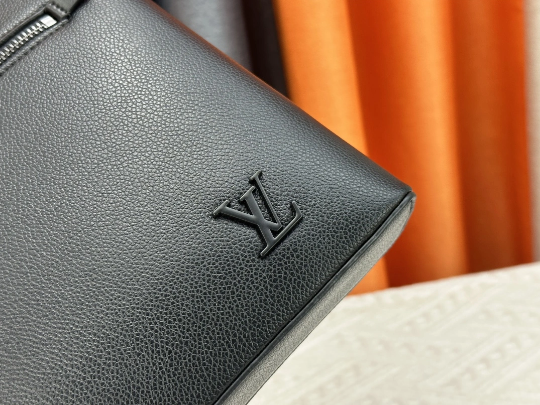 Louis Vuitton LV Wallets For Unisex SportInspired 5805