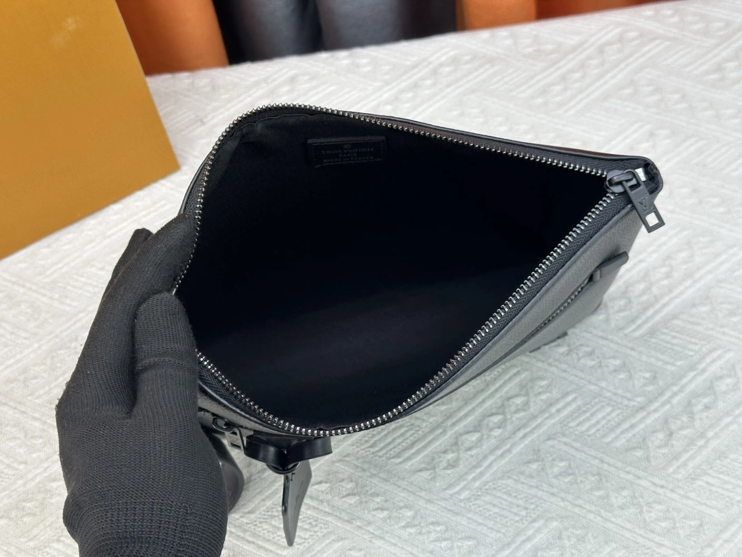 Louis Vuitton LV Wallets For Unisex SportInspired 5805
