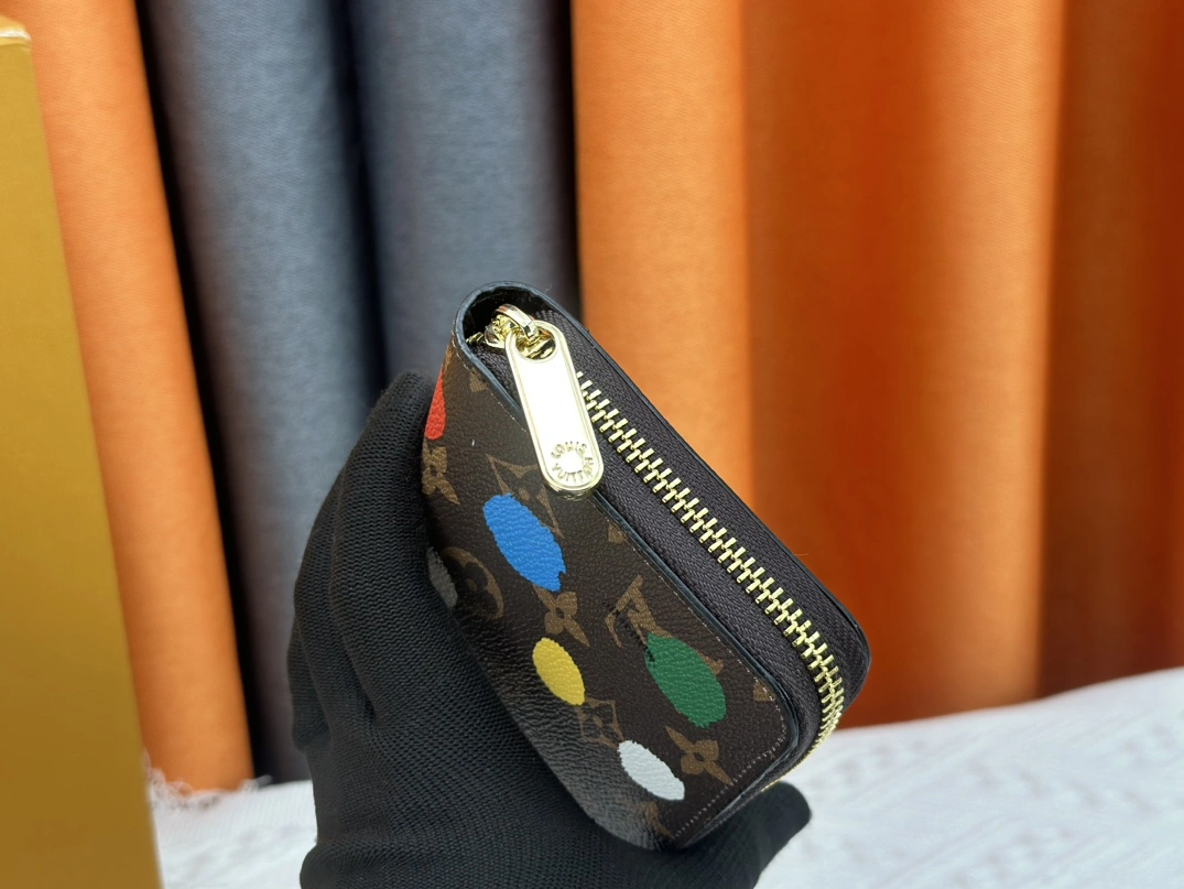 Louis Vuitton LV Wallets Functional 7952