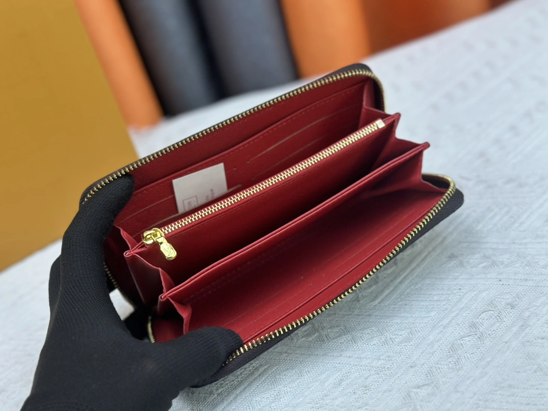 Louis Vuitton LV Wallets Functional 7952