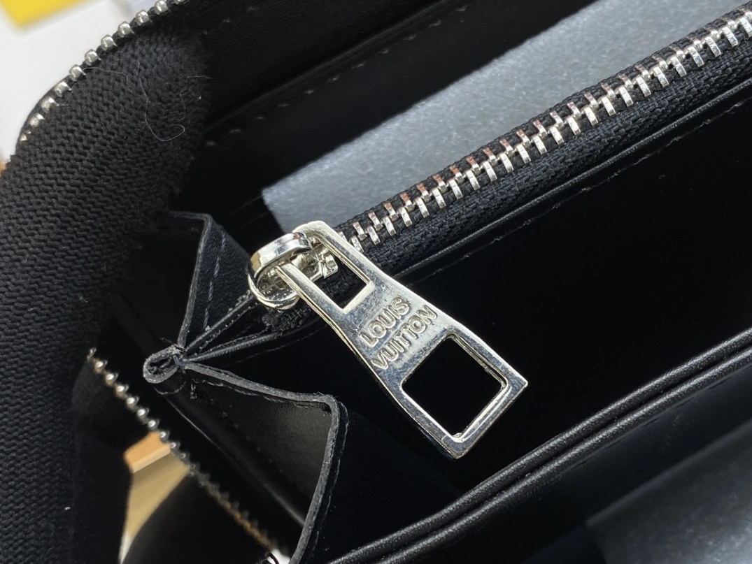 Louis Vuitton LV Wallets Lightweight 582