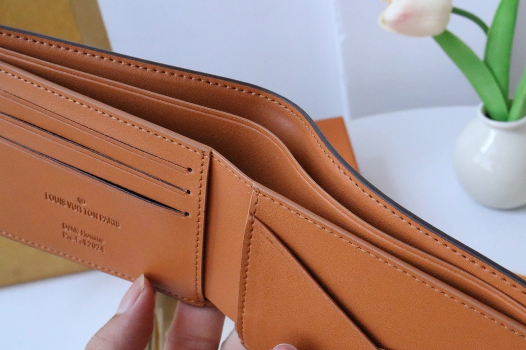 Louis Vuitton LV Wallets Versatile 3894