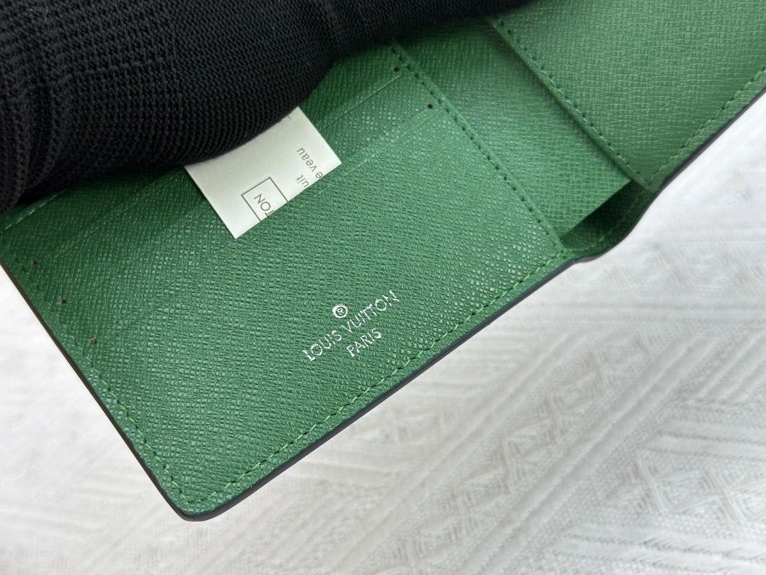 Louis Vuitton LV Wallets Versatile 4125