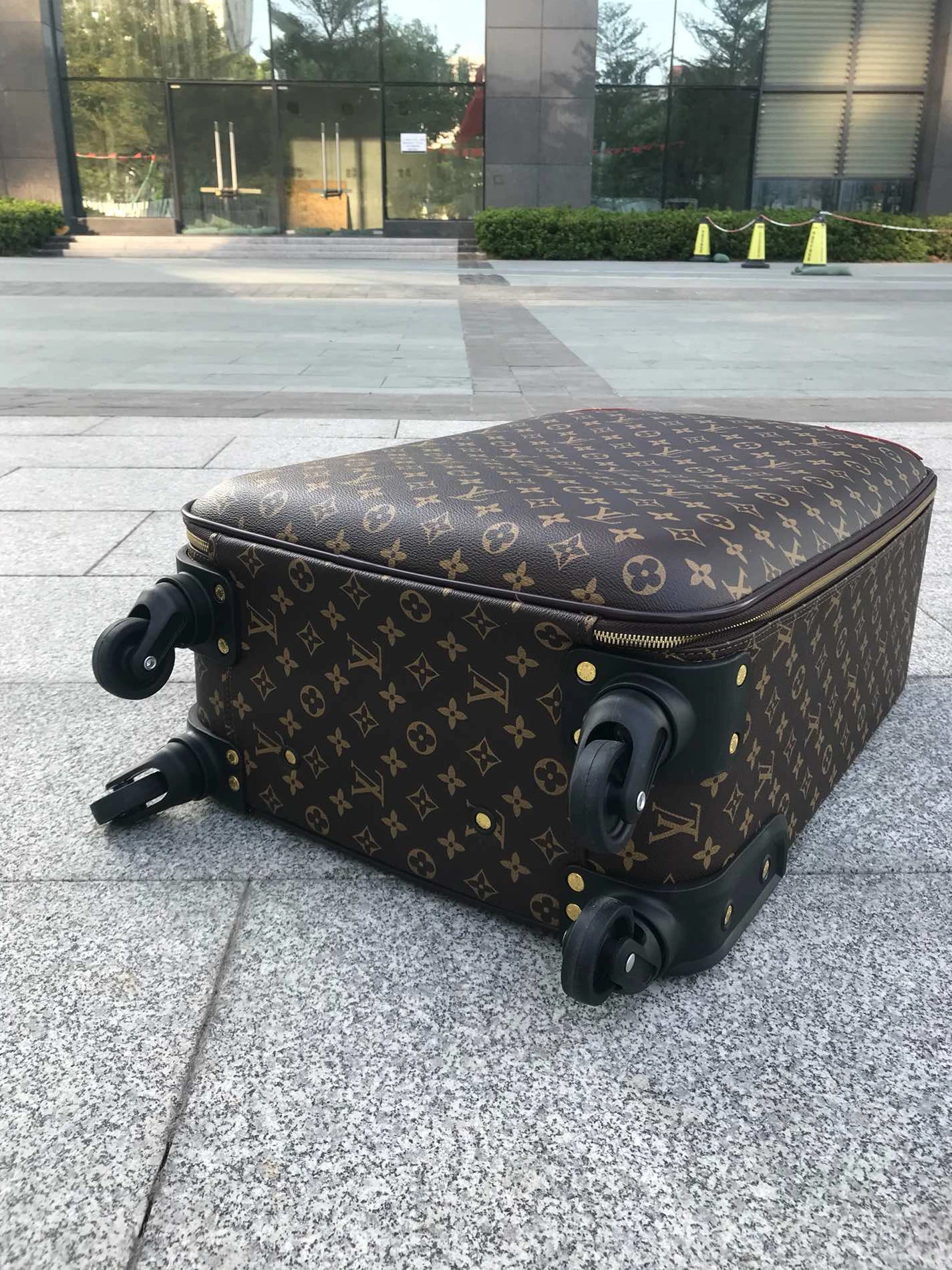 Louis Vuitton Luggage AllSeason 276