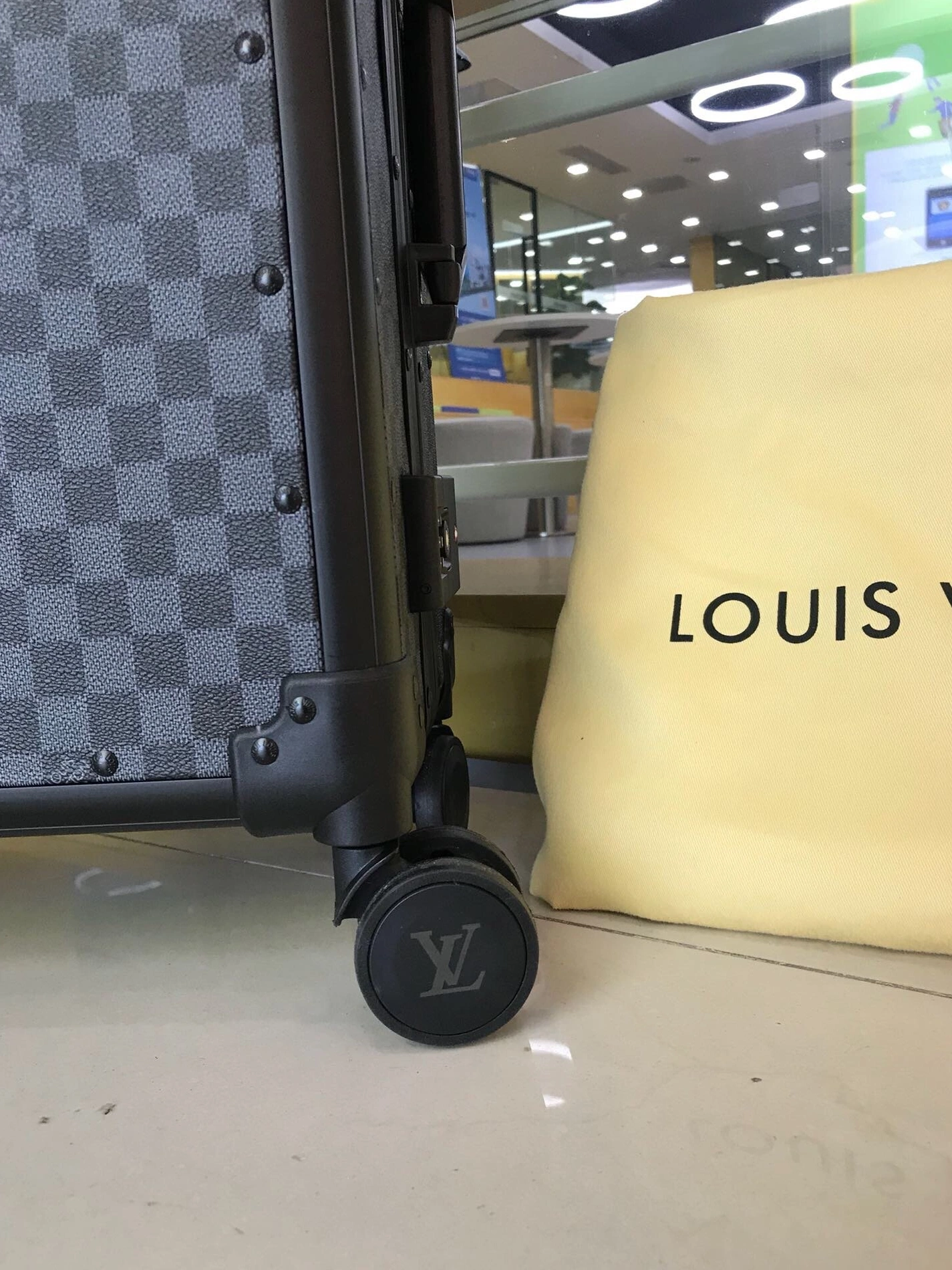 Louis Vuitton Luggage Bright 6512
