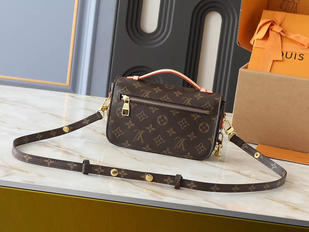 Louis Vuitton Messenger Bag For Women Stylish 8701