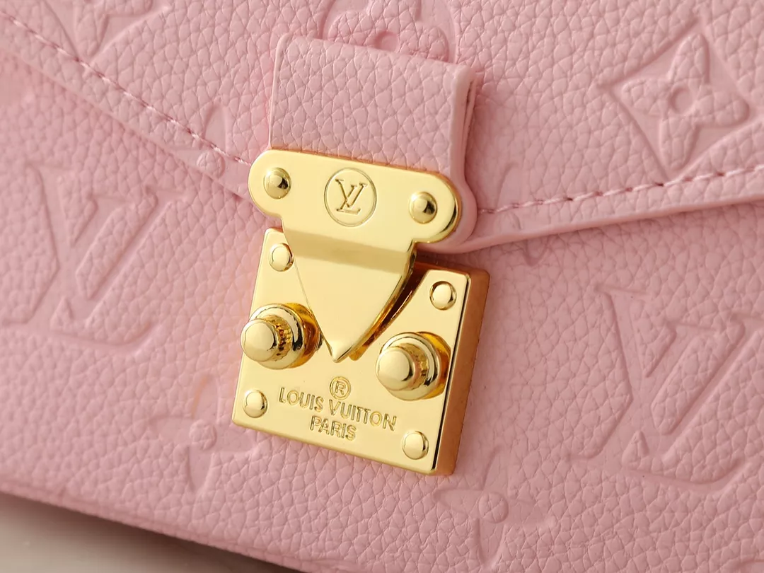 Louis Vuitton Messenger Bag For Women Trendsetting 8068