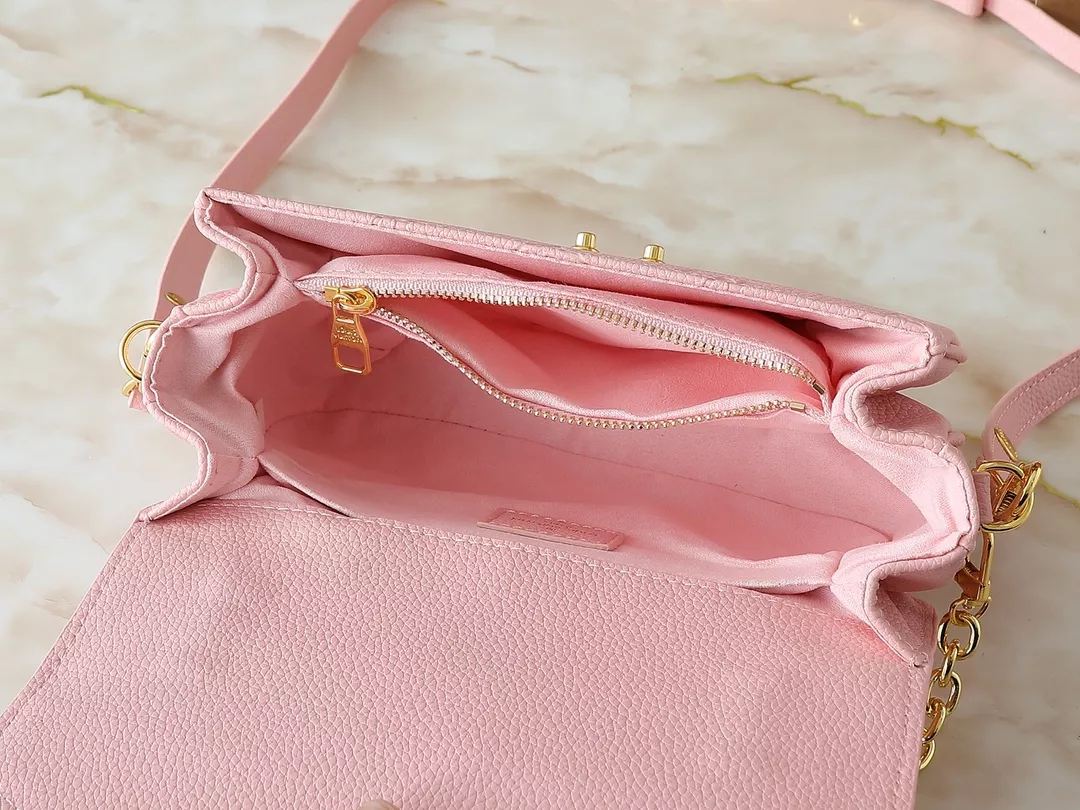 Louis Vuitton Messenger Bag For Women Trendsetting 8068