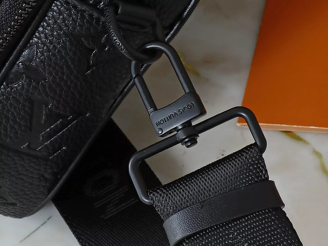 Louis Vuitton Messenger Bags For Unisex Timeless 705