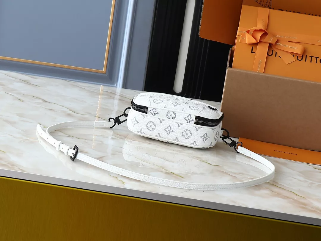 Louis Vuitton Messenger Bags For Unisex Versatile 3516