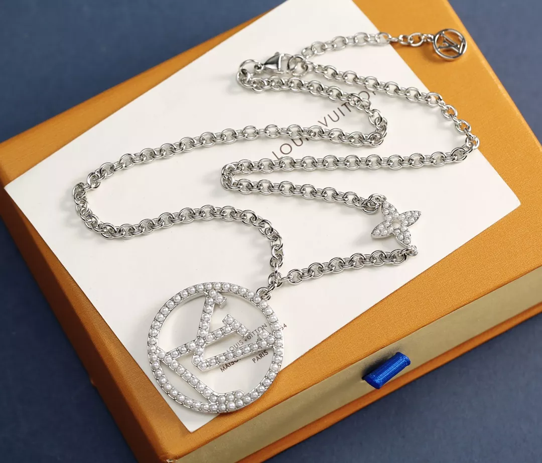 Louis Vuitton Necklaces Minimalist 3628