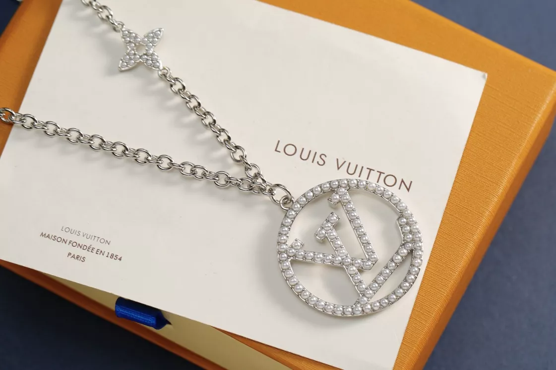 Louis Vuitton Necklaces Minimalist 3628