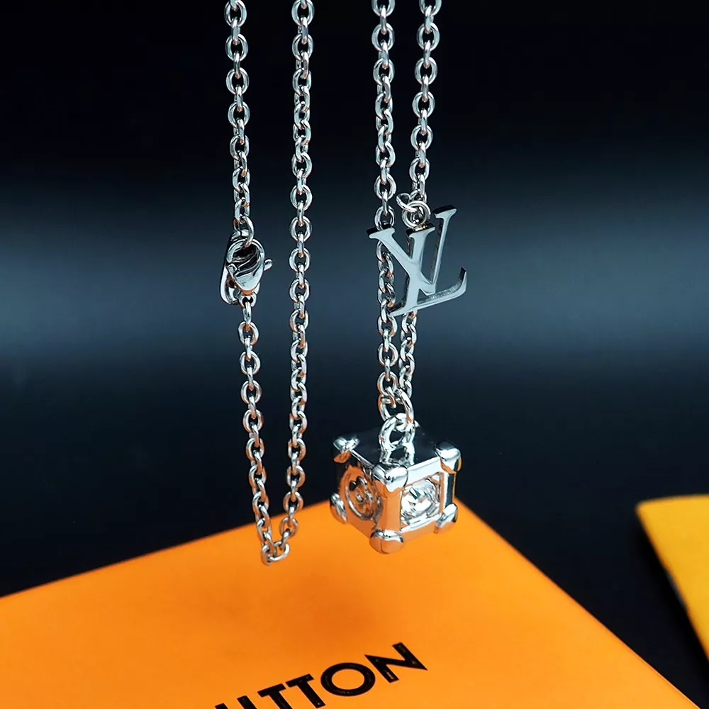 Louis Vuitton Necklaces Unique 8985