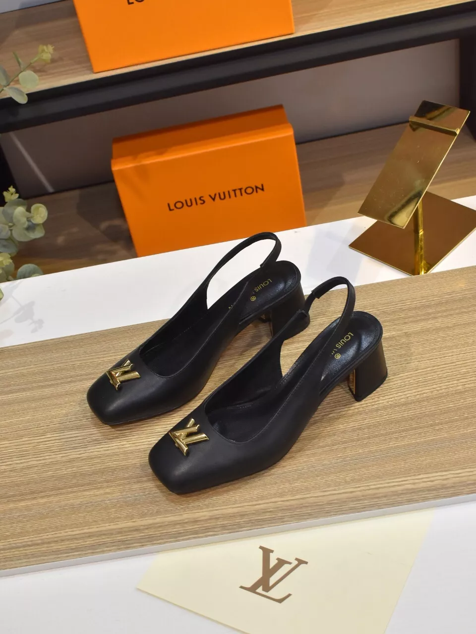 Louis Vuitton Sandal For Women Bright 2372