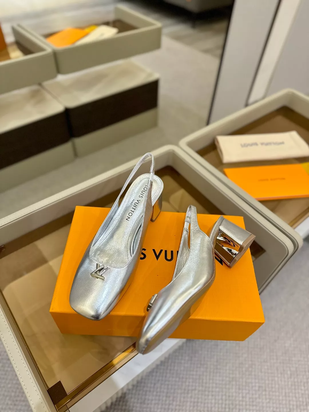Louis Vuitton Sandal For Women Flexible 4005
