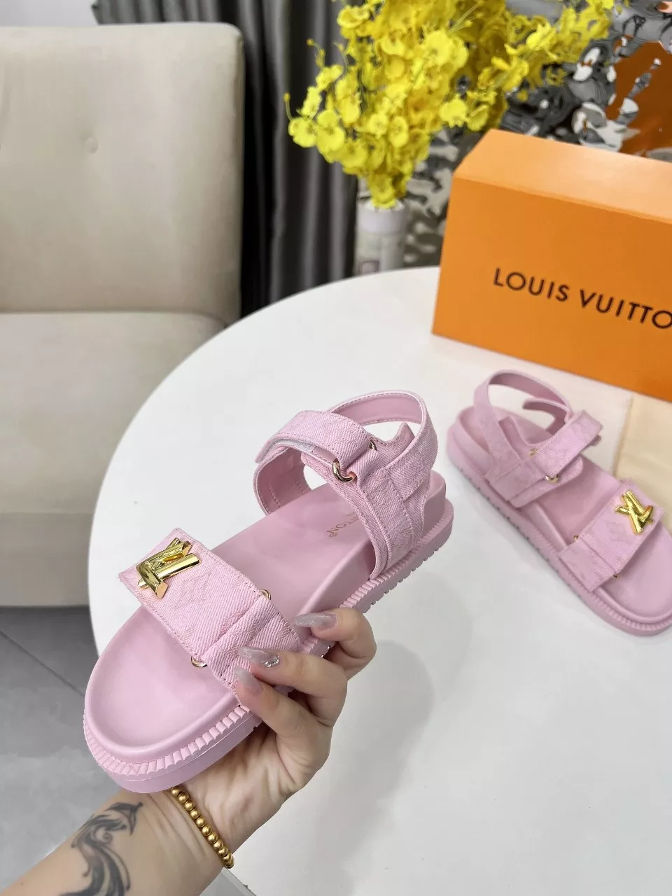 Louis Vuitton Sandal For Women Modern 6643