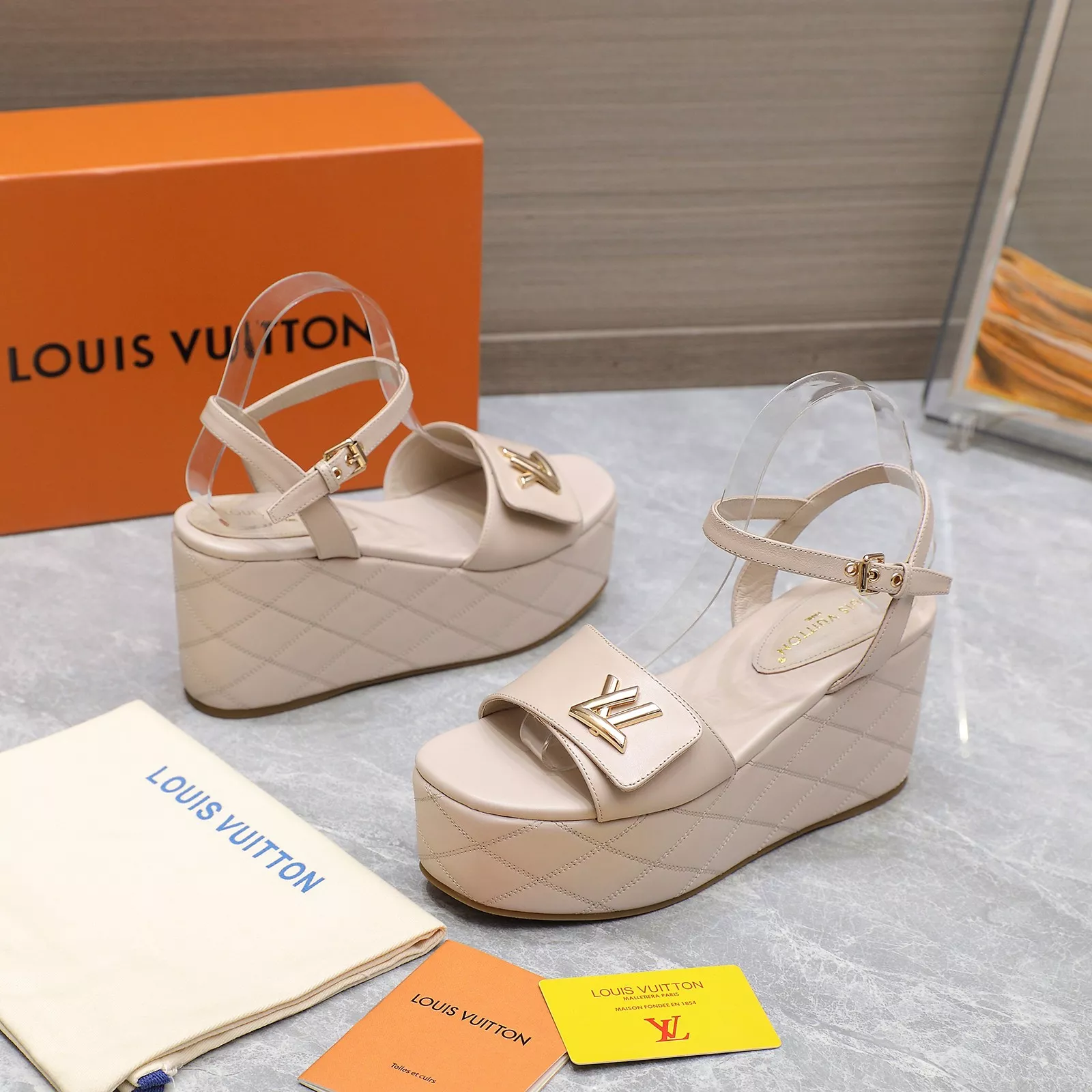 Louis Vuitton Sandal For Women Practical 6959