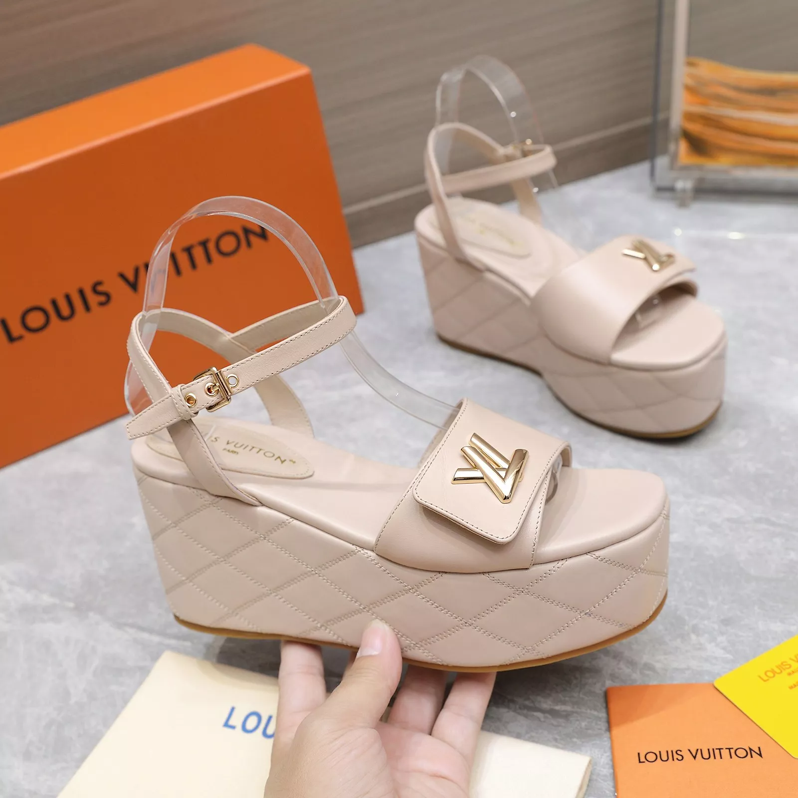 Louis Vuitton Sandal For Women Practical 6959