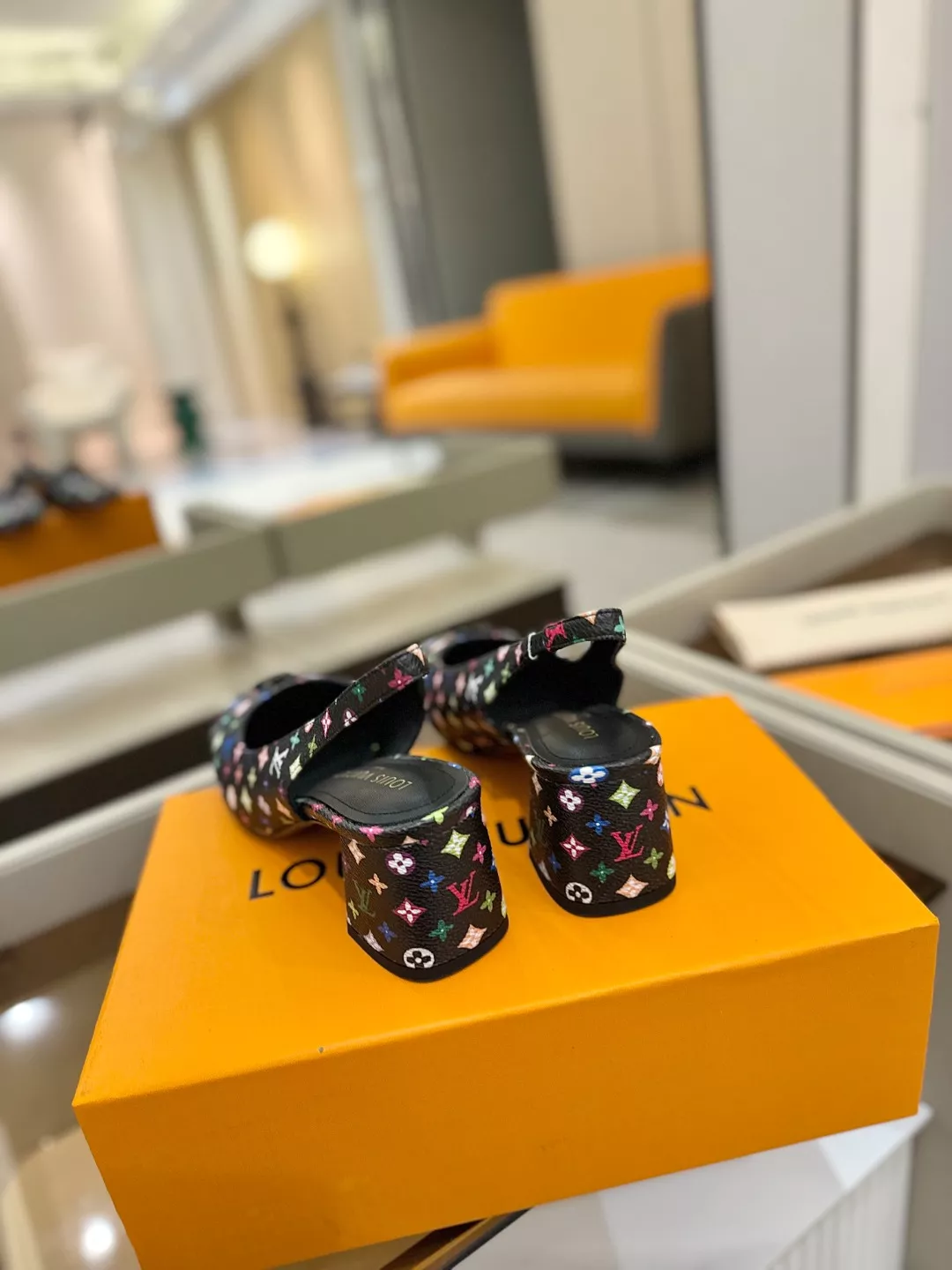 Louis Vuitton Sandal For Women Practical 8080
