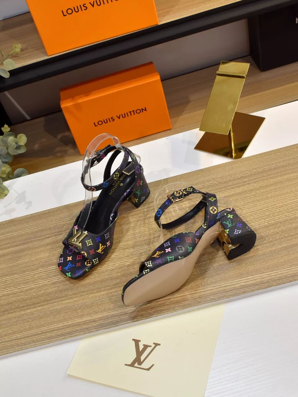 Louis Vuitton Sandal For Women Sophisticated 7523