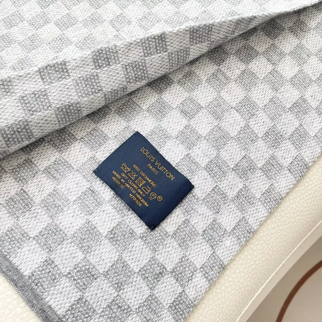 Louis Vuitton Scarf For Unisex Sleek 2063