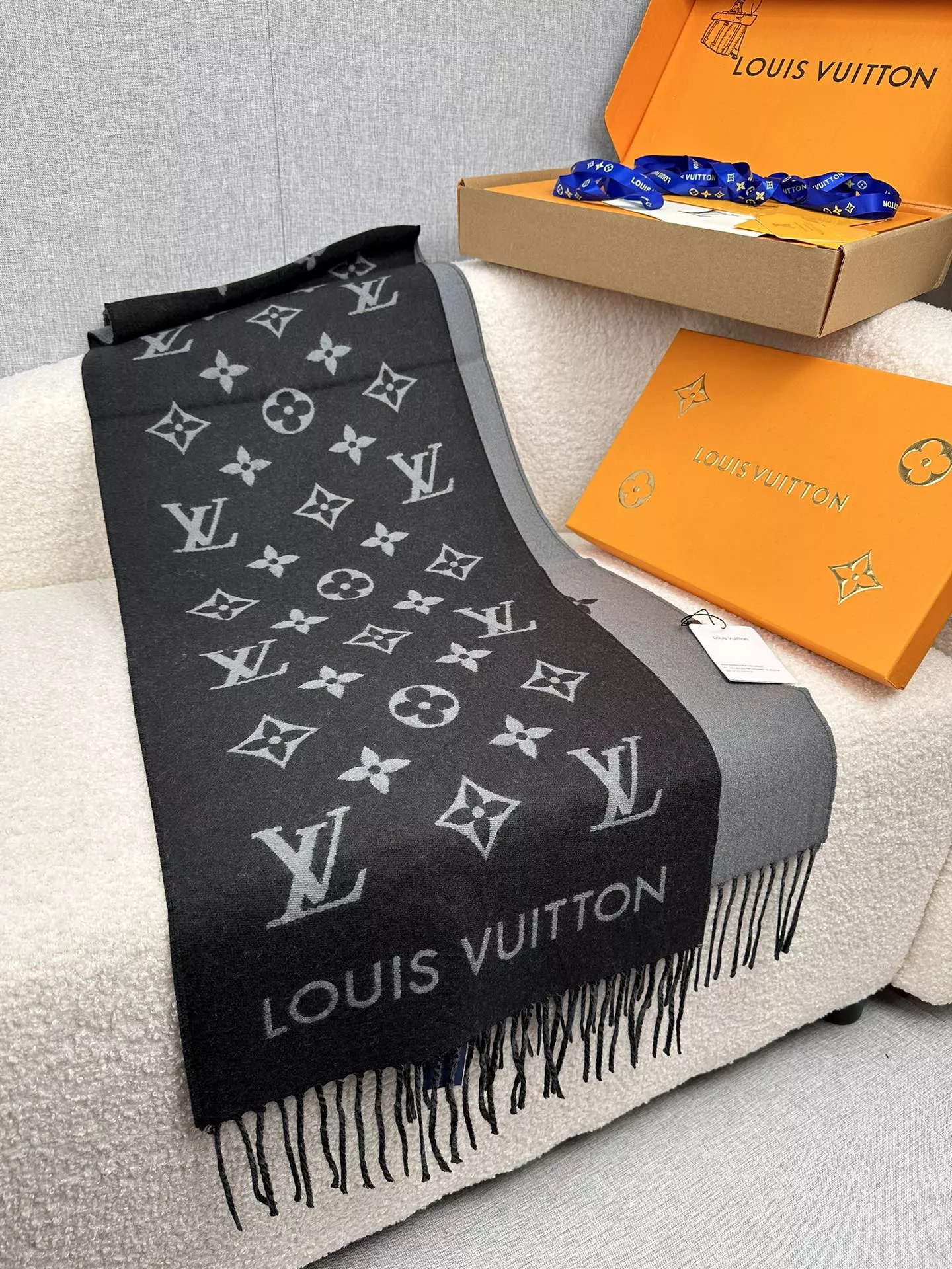 Louis Vuitton Scarf For Unisex Trendsetting 8064