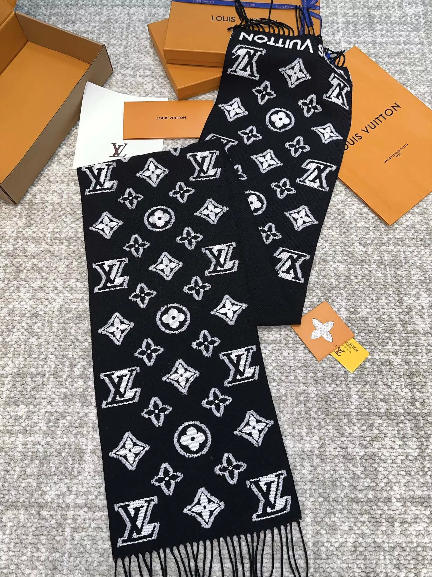 Louis Vuitton Scarf For Women Practical 8803