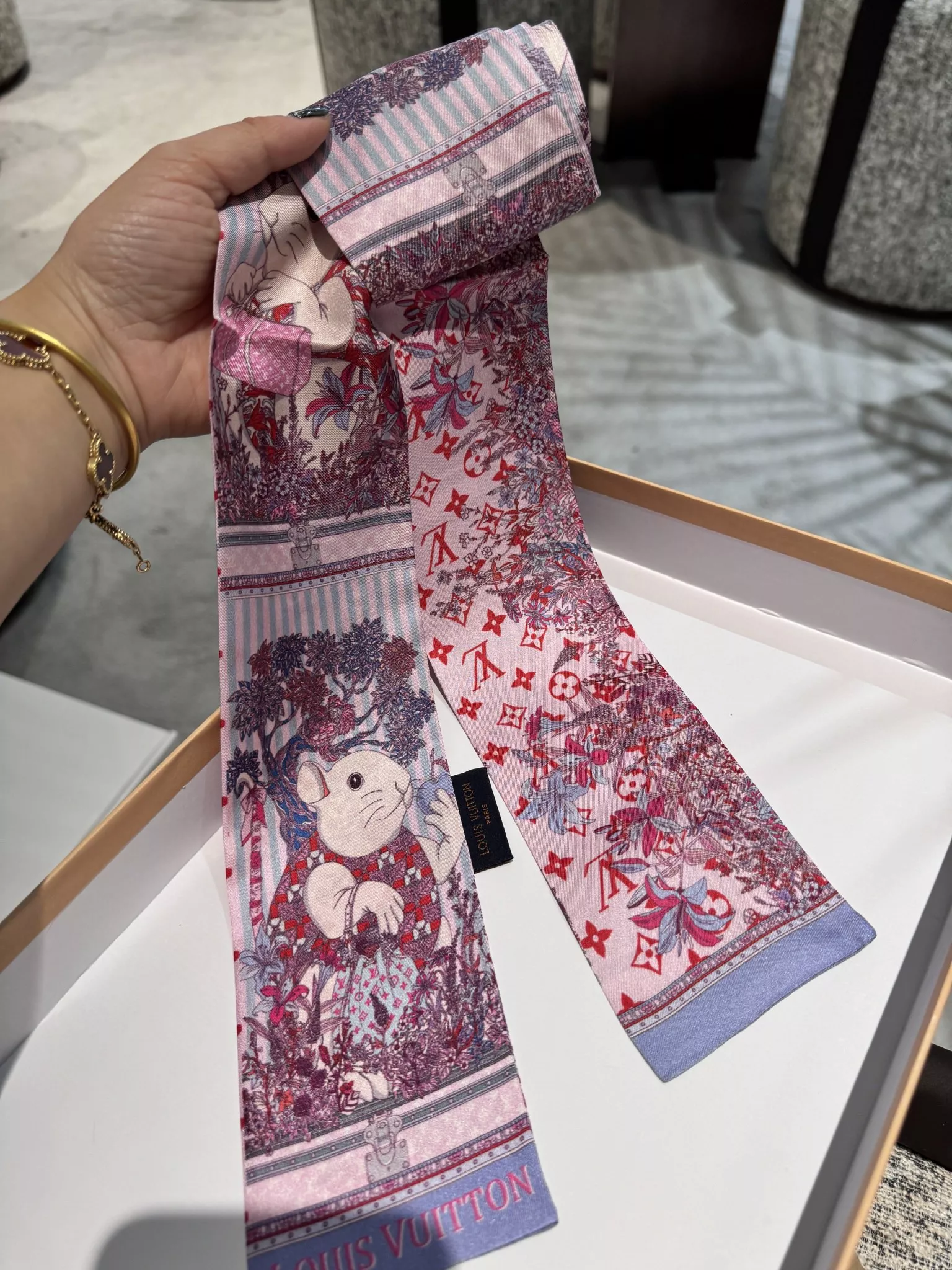 Louis Vuitton Silk Scarf Trendy 7529
