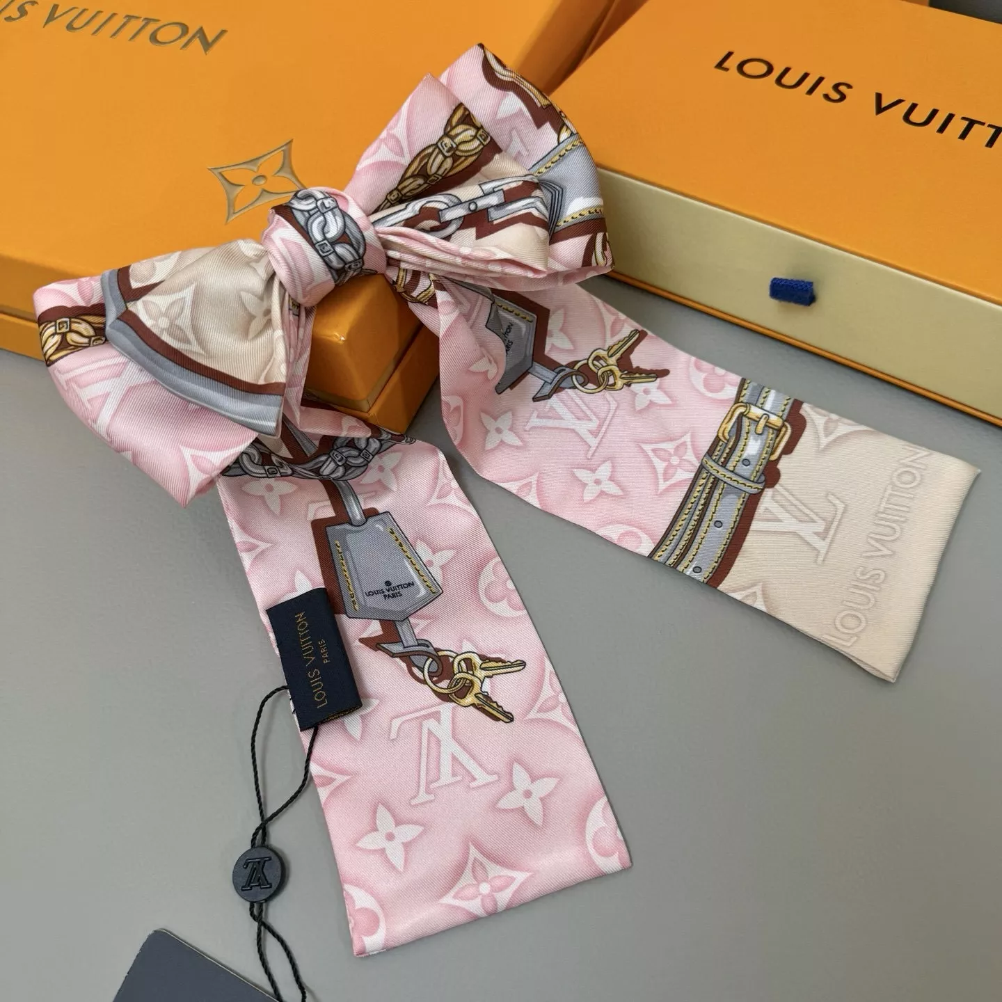 Louis Vuitton Silk Scarf Versatile 2048