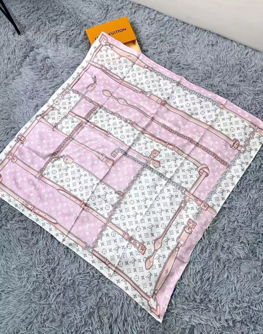 Louis Vuitton Silk Squares Comfortable 559