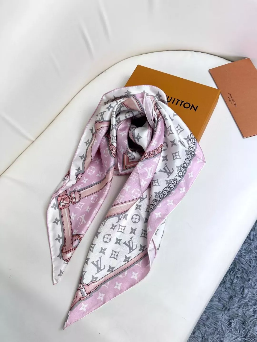 Louis Vuitton Silk Squares Comfortable 559