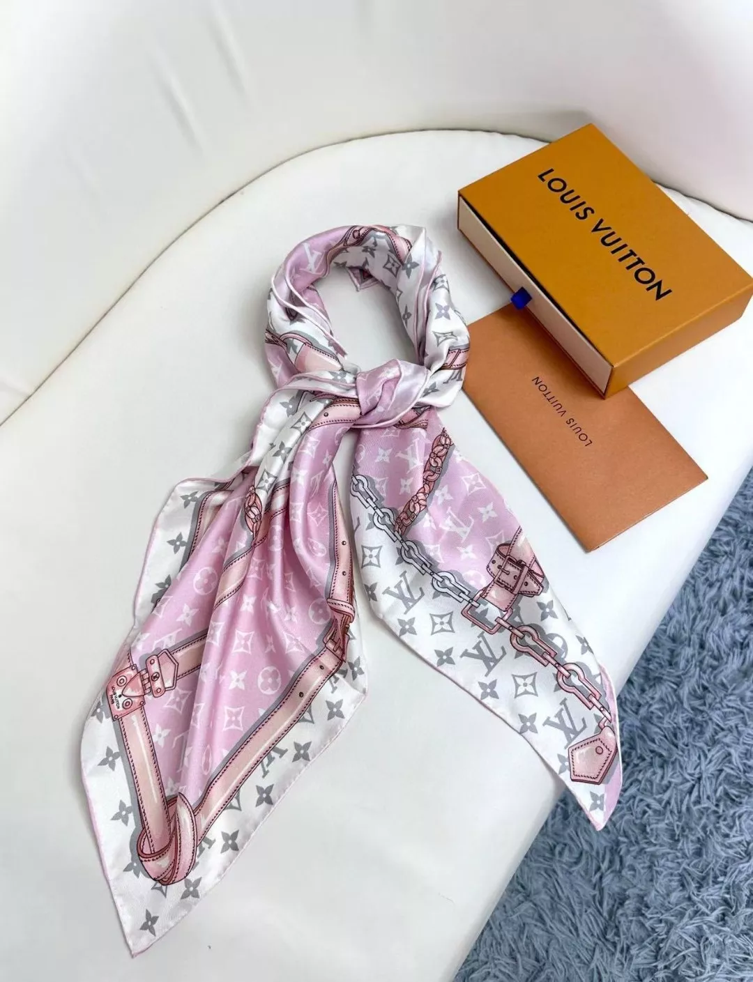 Louis Vuitton Silk Squares Comfortable 559