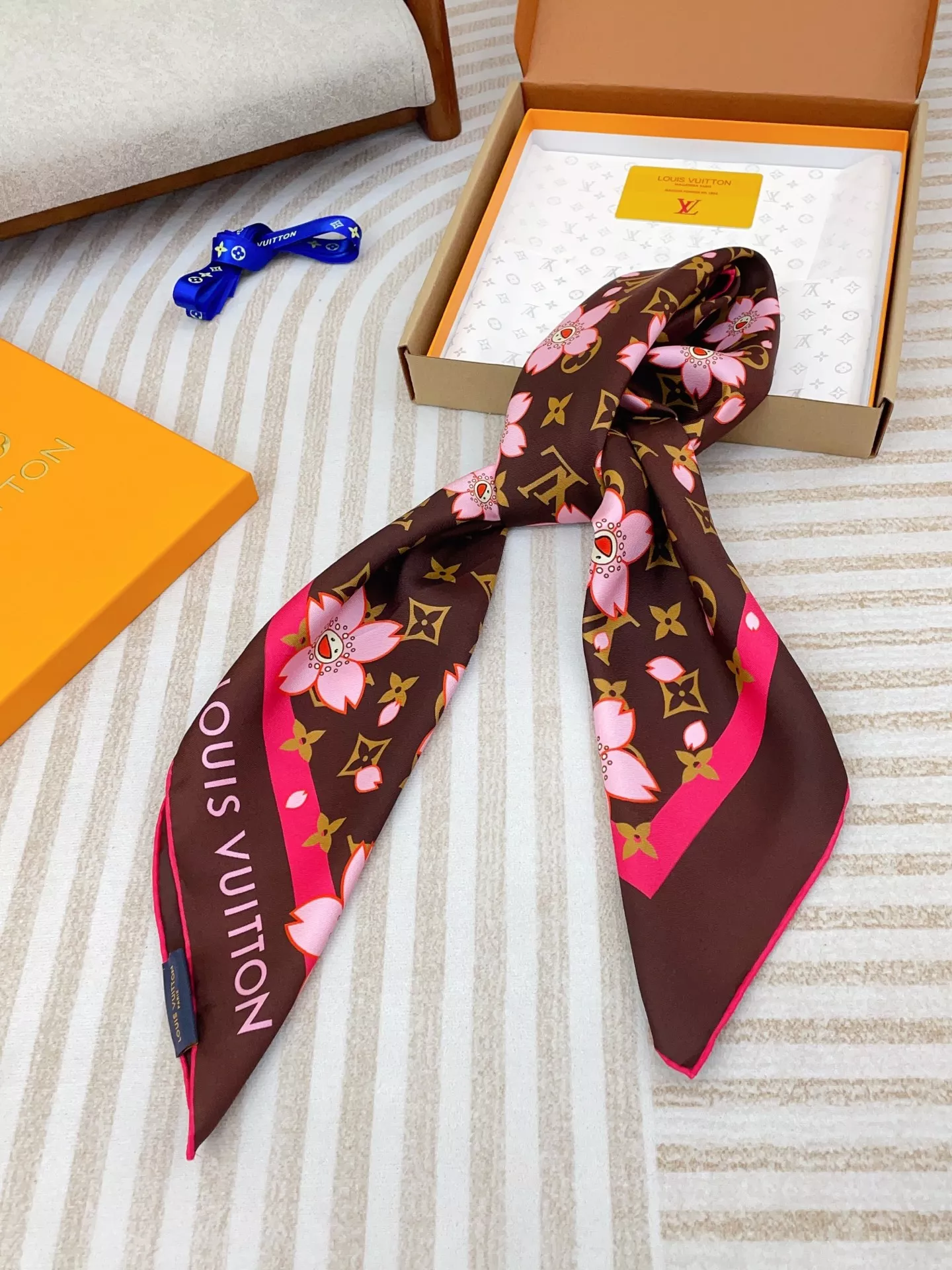 Louis Vuitton Silk Squares Sleek 8401